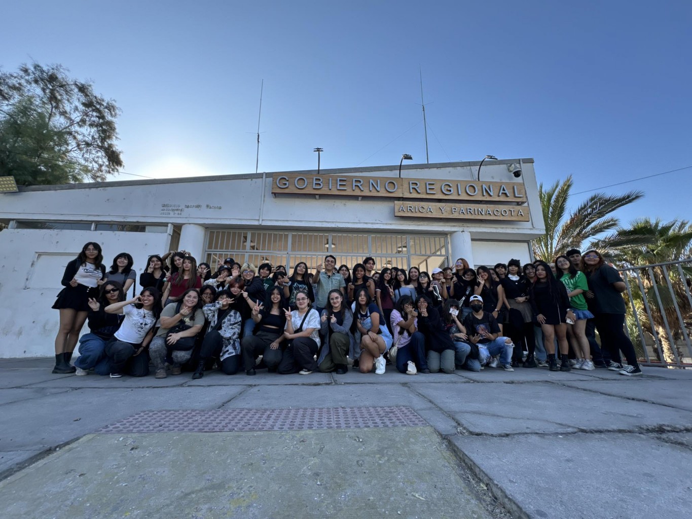 gobernador junto a jóvenes k-pop.jpg